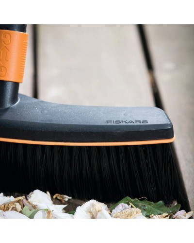 Щетка для уборки во дворе и дома Fiskars QuikFit™ 38 см, 135533 (1001416) Щетка для уборки во дворе и дома Fiskars QuikFit™ 38 см, 135533 (1001416)
