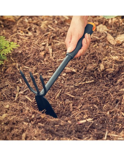 Сапка ручная Fiskars Ergo 7,5 см, три зуба (1027030) Сапка ручная Fiskars Ergo 7,5 см, три зуба (1027030)