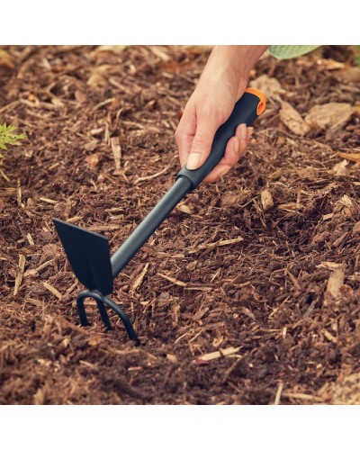 Сапка ручная Fiskars Ergo 7,5 см, три зуба (1027030) Сапка ручная Fiskars Ergo 7,5 см, три зуба (1027030)