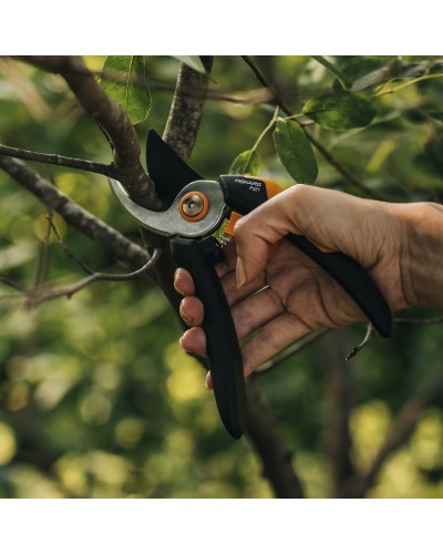 Телескопический высоторез Fiskars PowerGear™ UPX86, 2.4-4 м, 32 мм + секатор до 20 мм P321 (1023624-1057162)