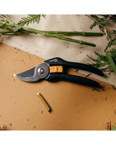 Секатор Fiskars Solid™ P121 Bypass до 18 мм (1057160)