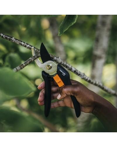 Секатор Fiskars Solid™ P121 Bypass до 18 мм (1057160)