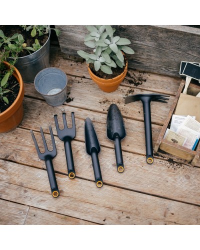 Сапка ручная Fiskars Solid 7,4 см, три зуба (1072100) Сапка ручная Fiskars Solid 7,4 см, три зуба (1072100)