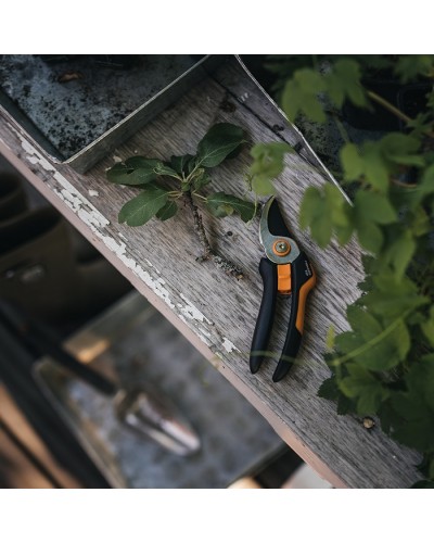 Секатор Fiskars Solid™ P321, M, Bypass до 20 мм (1057162)