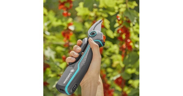Купить по хорошей цене аккумуляторный секатор Gardena AssistCut