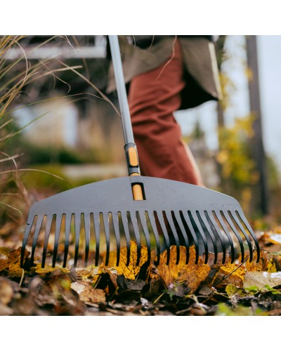 Граблі пластикові легкі для газонів Fiskars OneClick L 51 см + ручка алюмінієва L, 161 см (1080713)