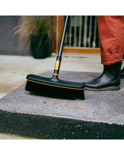 Щетка для уборки во дворе и дома Fiskars OneClick 34 см (1080700)