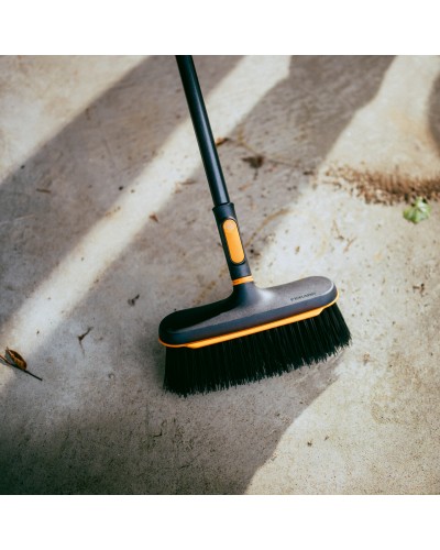 Щітка для прибирання у дворі і будинку Fiskars OneClick 27 см (1080701)
