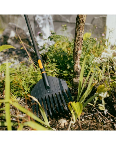 Граблі пластикові легкі для газонів Fiskars OneClick S 22 см (1082704)