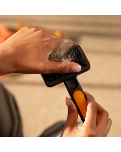 Масажна щітка для вичісування шерсті Fiskars Massage Brush, 9 см (2009140) Масажна щітка для вичісування шерсті Fiskars Massage Brush, 9 см (2009140)