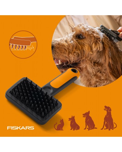 Масажна щітка для вичісування шерсті Fiskars Massage Brush, 9 см (2009140) Масажна щітка для вичісування шерсті Fiskars Massage Brush, 9 см (2009140)