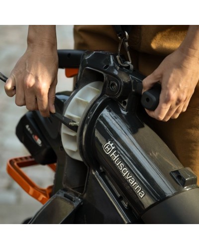 Аккумуляторный воздуходувка-пылесос Husqvarna Aspire BVX-P4A KIT, 2 режима, 216 км/час, 4.0 Ач (9708272-02)