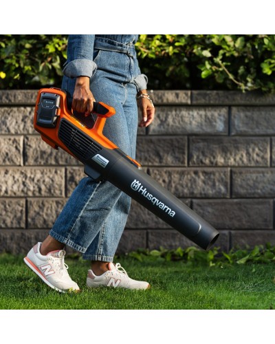 Воздуходув аккумуляторный Husqvarna 122iB KIT (АКБ+ЗУ), 36 В, 4.0 Ач, 190 км/ч, 1.9 кг (9708273-02)